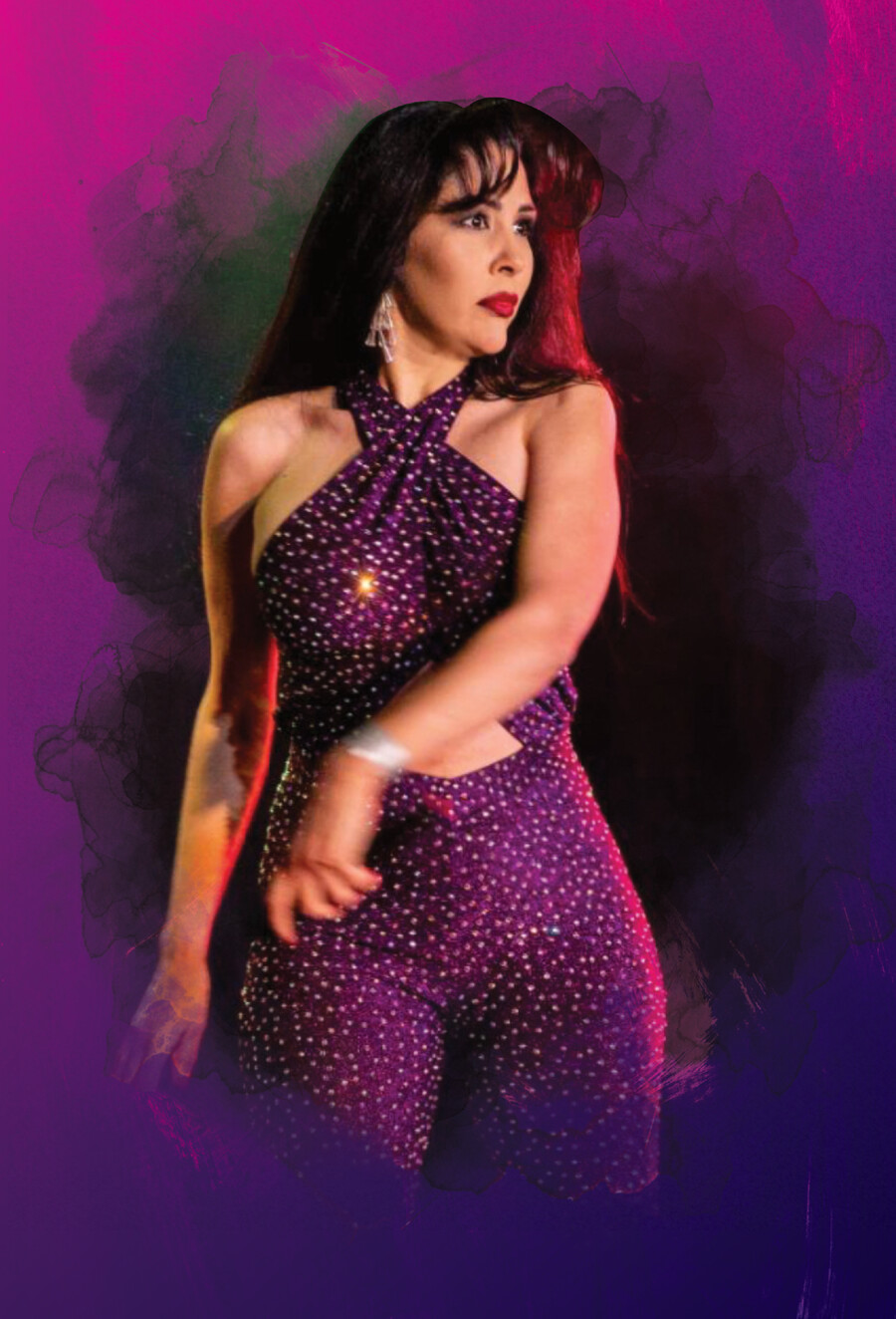 Delia Cano en escenario durante un show tributo a Selena
