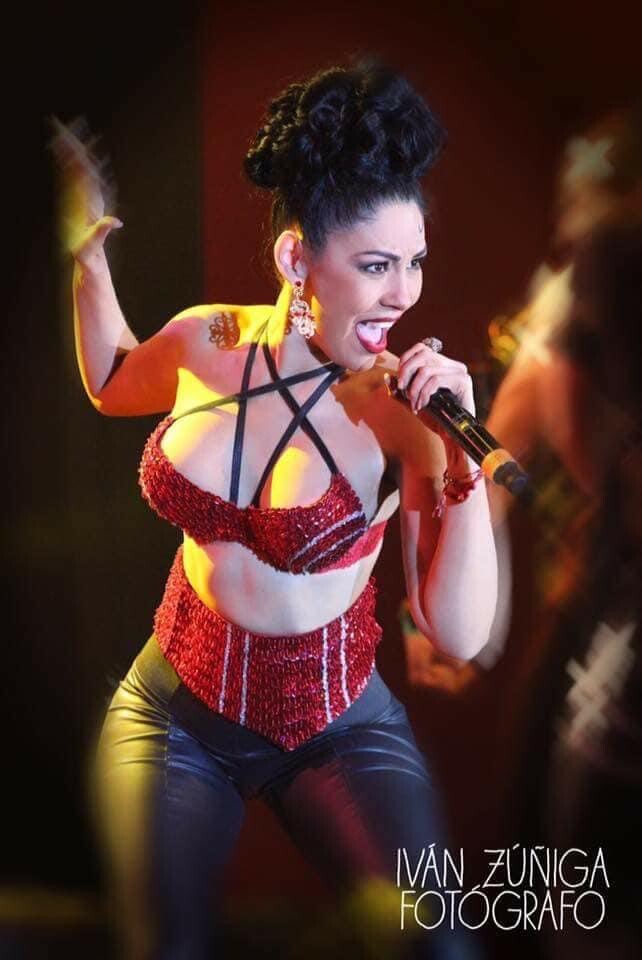 Delia Cano cantando en vivo